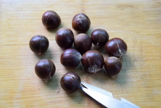 用剪刀剪一条口子