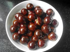 栗子加适量油拌一下使每一个栗子都裹上油