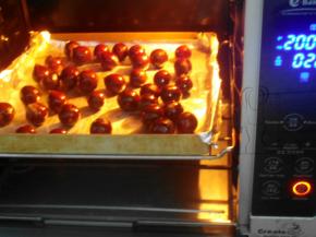 把栗子放在垫了锡纸的烤盘上，入预热烤箱200度上下火烤20分钟