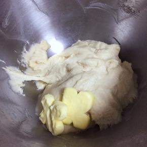 启动厨师机揉至扩展时，加入室温软化后小块的黄油