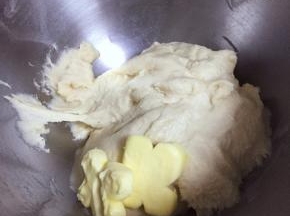 启动厨师机揉至扩展时，加入室温软化后小块的黄油