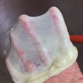 面团揉至完成薄薄的手套膜