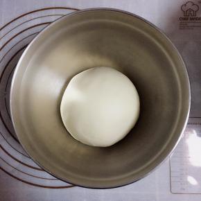 将面团取出，盖上保鲜膜，进行第一次发酵