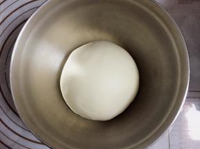 将面团取出，盖上保鲜膜，进行第一次发酵