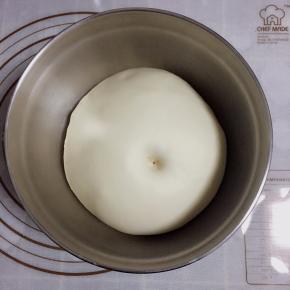 室温发至2倍大，手指沾粉，戳洞后面团不下陷不反弹即好。