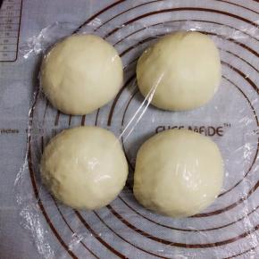 面团均分成4等份，盖上保鲜膜松弛20分钟。