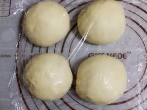 面团均分成4等份，盖上保鲜膜松弛20分钟。