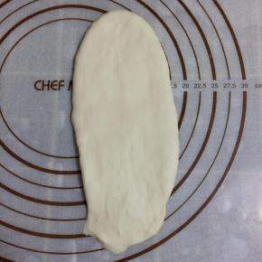 面团擀成长舌装，