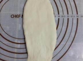 面团擀成长舌装，