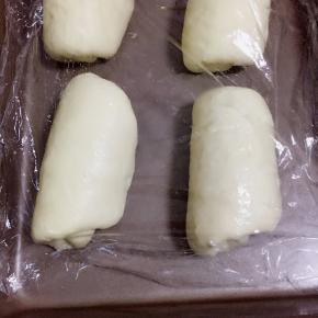 从一边卷起成圆筒状，松弛15分钟左右