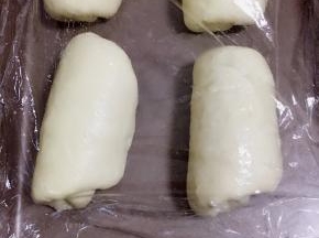 从一边卷起成圆筒状，松弛15分钟左右