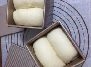 在温暖湿润处（温度38度，温度80%左右）进行二次发酵，面团发到模具的八九分高（如果做带盖吐司，七分高即可），手指轻按后略有弹性即可进行烘烤