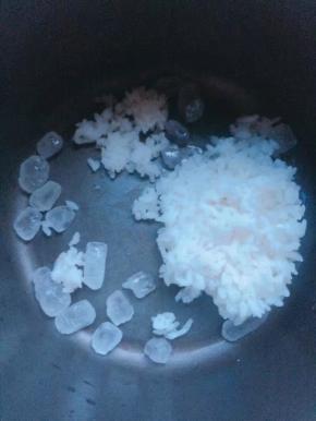 米饭和冰糖加入锅中