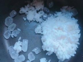 米饭和冰糖加入锅中