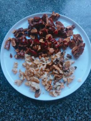 核桃去壳拍碎，红枣洗净剁碎