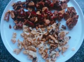 核桃去壳拍碎，红枣洗净剁碎