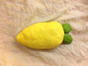 叶子面团上粘少许水，贴合胡萝卜面团