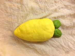 叶子面团上粘少许水，贴合胡萝卜面团