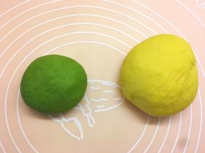 发酵至两倍大小后取出，揉捏成光滑的面团