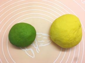 发酵至两倍大小后取出，揉捏成光滑的面团