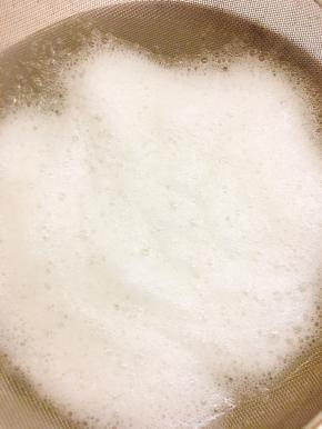 将蛋清和蛋黄分别过筛，过滤掉气泡