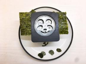 用模具将海苔压出熊猫表情