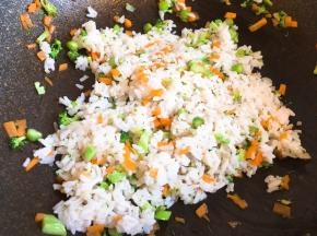 加入米饭翻炒
