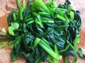 焯软后捞起，切小段