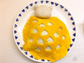 将小熊放在被子顶部