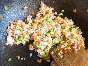 加入适量盐和番茄酱调味，翻炒均匀