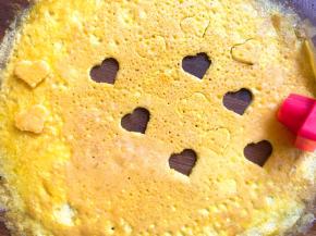 用模具在蛋黄皮中压出形状，取出爱心