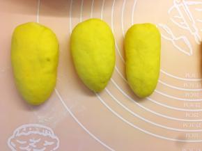 将面团揉成胡萝卜形状