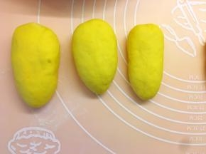 将面团揉成胡萝卜形状