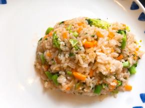 取适量炒饭放在盘中当小熊的身体