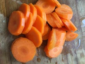 胡萝卜去皮切片，加少许水打成泥