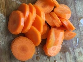 胡萝卜去皮切片，加少许水打成泥