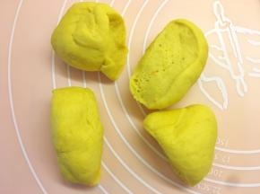 用刀切成相同大小的四份