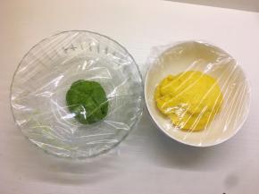 放入碗里盖上保鲜膜发酵