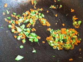 锅中放入少许油，加入西兰花、胡萝卜粒和芦笋丁炒熟