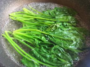 菠菜洗净，锅中水烧开，将菠菜焯水