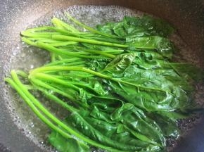 菠菜洗净，锅中水烧开，将菠菜焯水