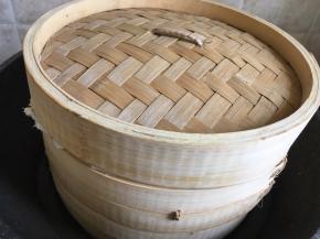 锅中放入适量冷水，蒸笼放入锅中，将胡萝卜馒头二次发酵面团，发酵好后开火蒸熟，蒸熟后焖5分钟再开盖