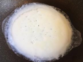 平底锅抹上少许油，将蛋黄蛋清分别煎熟