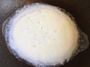 平底锅抹上少许油，将蛋黄蛋清分别煎熟