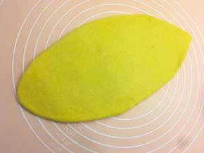 用擀面杖擀平排气