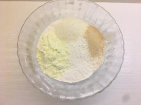 胡萝卜面团的制作：面粉里加入奶粉、白糖，酵母搅拌均匀