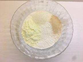 胡萝卜面团的制作：面粉里加入奶粉、白糖，酵母搅拌均匀