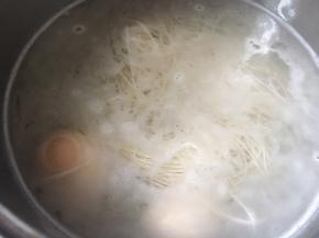 锅里烧开水煮鸡蛋和面条