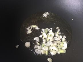 锅里热油，爆香切碎的葱白