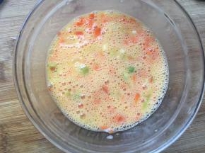 打散和胡萝卜葱末混合